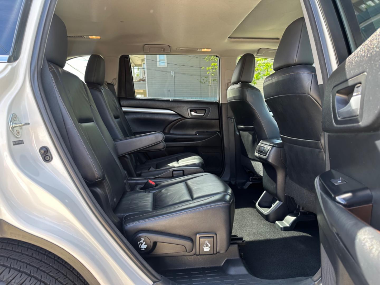 2014 White /Black Toyota Highlander XLE (5TDKKRFH3ES) with an 3.5L engine, Automatic transmission, located at 1501 West 15th St., Houston, 77008, (713) 869-2925, 29.797941, -95.411789 - Photo#5